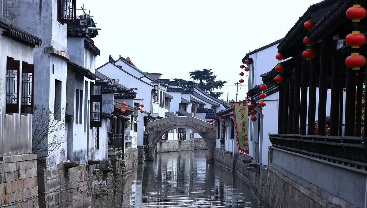 八旬老人寒冬迷路街头,城管暖心护送老人回家
